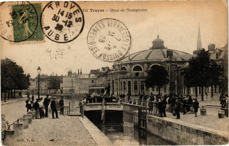 Carte postale ancienne Troyes - Quai de Dampierre à Troyes
