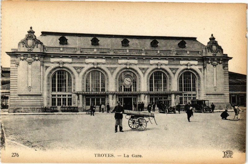 Carte postale ancienne Troyes - La Gare à Troyes