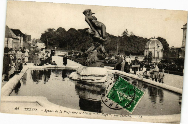 Carte postale ancienne Troyes - Square de la Préfecture à Troyes