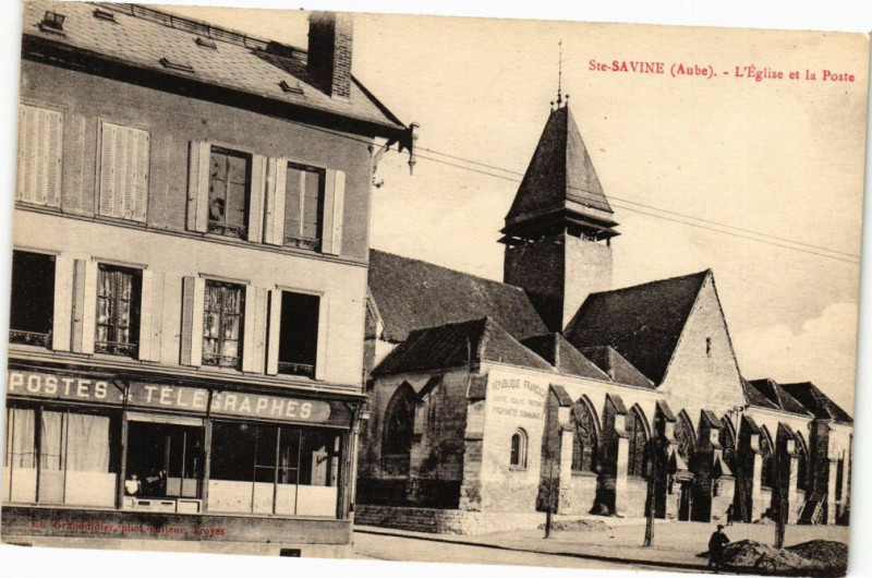 Carte postale ancienne Sainte-Savine - L'Eglise et la Poste à Sainte-Savine