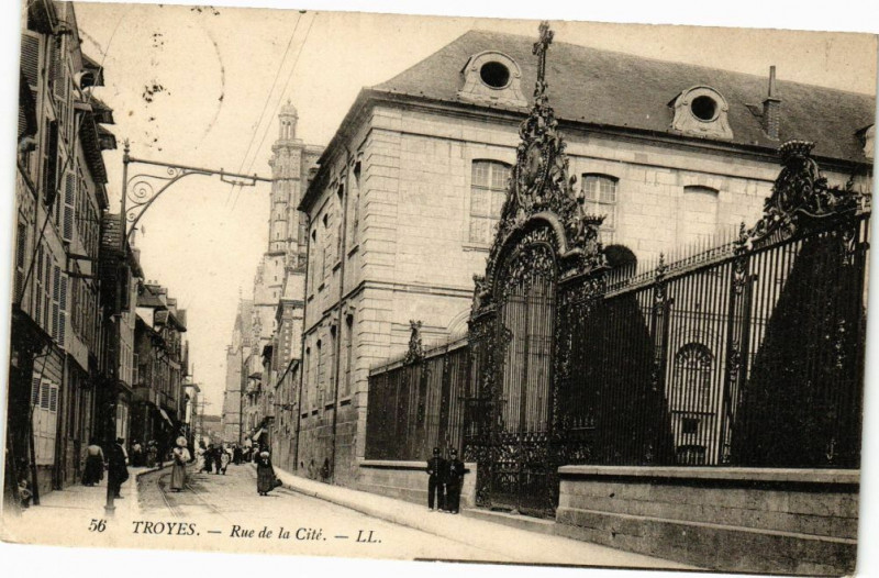Carte postale ancienne Troyes - Rue de la Cité à Troyes