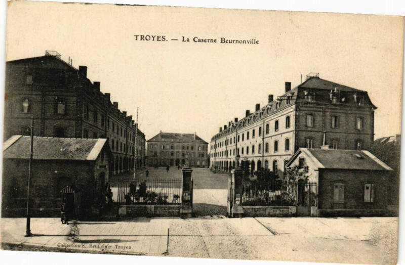 Carte postale ancienne Troyes - Caserne Beurnonville à Troyes