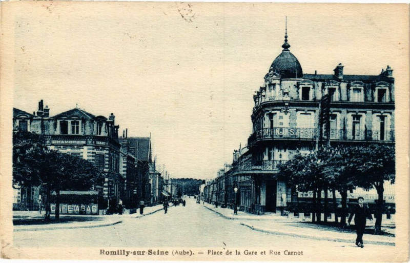 Carte postale ancienne Romilly-sur-Seine - Place de la Gare et Rue Carnot à Romilly-sur-Seine