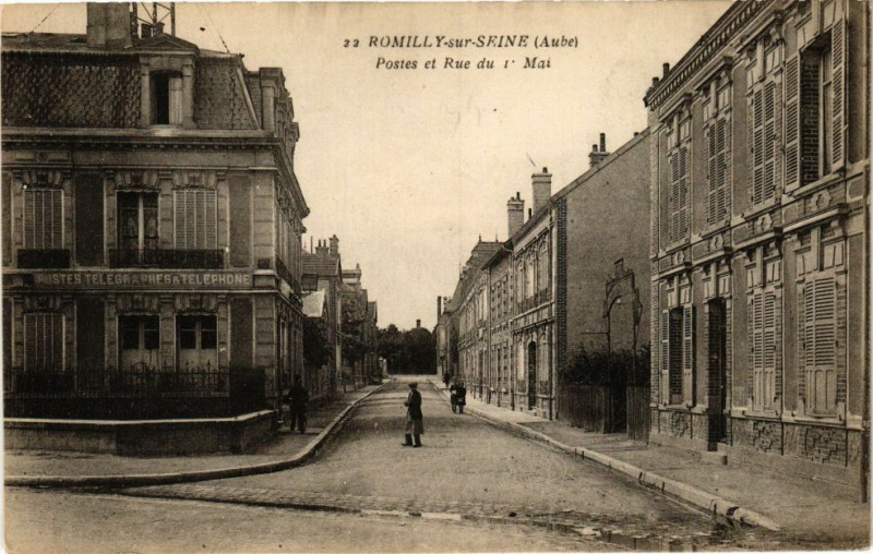 Carte postale ancienne Romilly-sur-Seine - Postes et Rue du 1er Mai à Romilly-sur-Seine