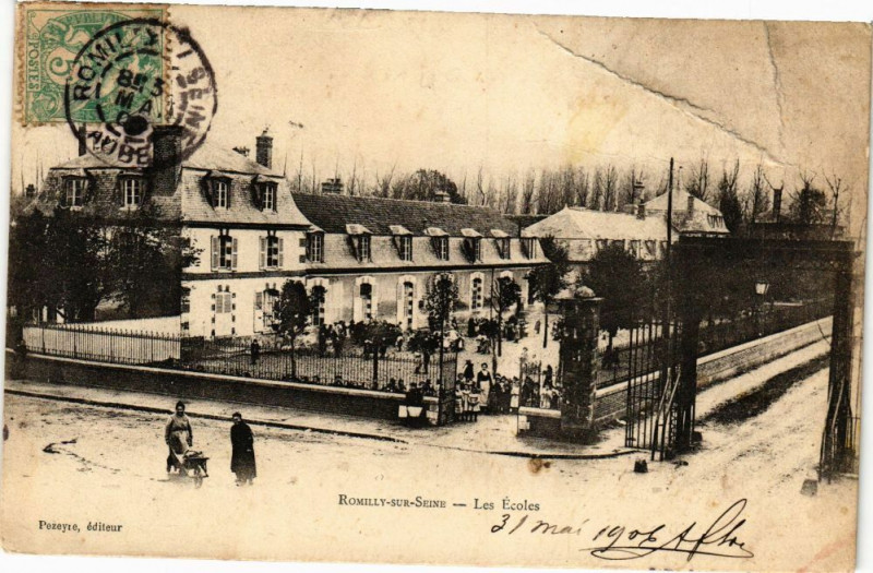 Carte postale ancienne Romilly-sur-Seine - Les Ecoles à Romilly-sur-Seine