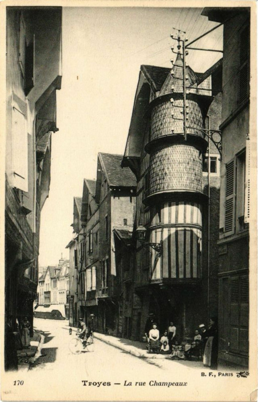 Carte postale ancienne Troyes - Rue Champeaux à Troyes