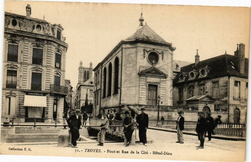 Carte postale ancienne Troyes - Pont et rue de la Cité - Hotel-Dieu à Troyes