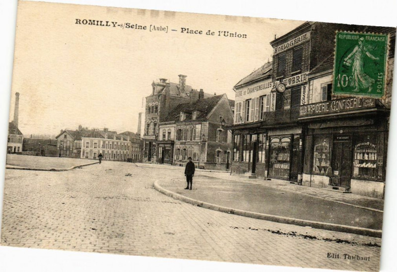 Carte postale ancienne Romilly-sur-Seine - Place de l'Union à Romilly-sur-Seine