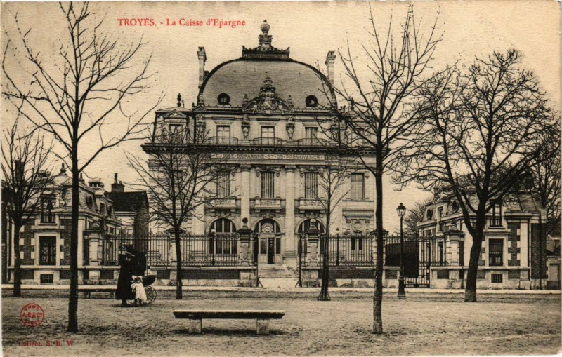 Carte postale ancienne Troyes - Caisse d'Epargne à Troyes