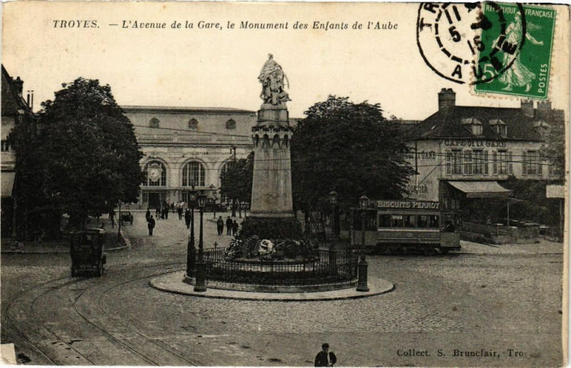 Carte postale ancienne Troyes - Avenue de la Gare le Monument des Enfants de l'Aube à Troyes