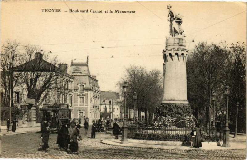 Carte postale ancienne Troyes - Boulevard Carnot et le Monument à Troyes
