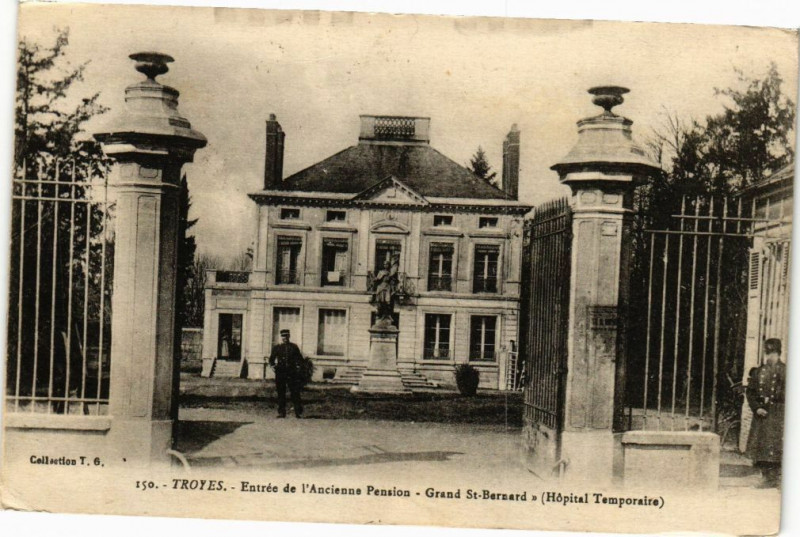 Carte postale ancienne Troyes - Entrée de l'Ancienne Pension Grand St. Bernard à Troyes