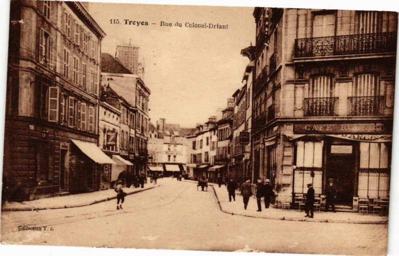 Carte postale ancienne Troyes - Rue du Colonel Driant à Troyes
