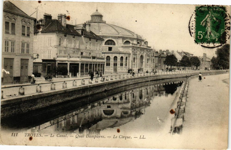 Carte postale ancienne Troyes - Quai de Dampierre et Cirque à Troyes