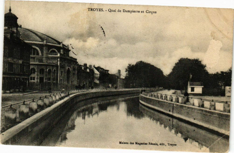 Carte postale ancienne Troyes - Quai de Dampierre et Cirque à Troyes
