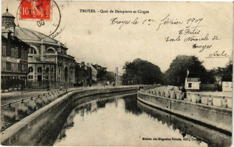 Carte postale ancienne Troyes - Quai de Dampierre et Cirque à Troyes