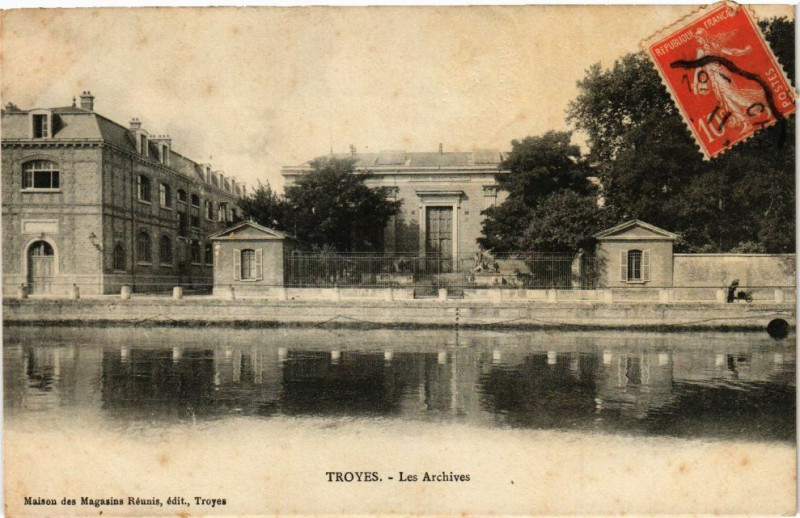 Carte postale ancienne Troyes - Les Archives à Troyes