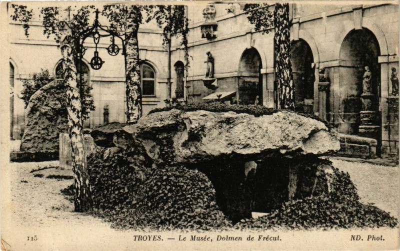 Carte postale ancienne Troyes - Le musée, Dolmen de Frécut à Troyes