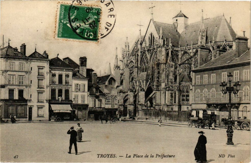Carte postale ancienne Troyes - Place de la Préfecture à Troyes
