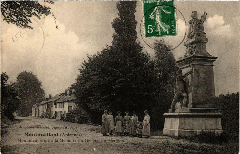 Carte postale ancienne Montmeillant Monument erige a la Memoire du General à Montmeillant