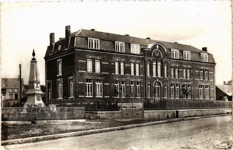 Carte postale ancienne Vireux-Wallerand L'Ecole de Filles et Monument aux Mort à Vireux-Wallerand
