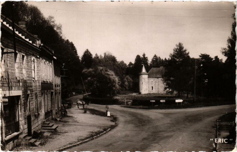 Carte postale ancienne Rumigny La Grand'Rue et le Carrefour à Rumigny
