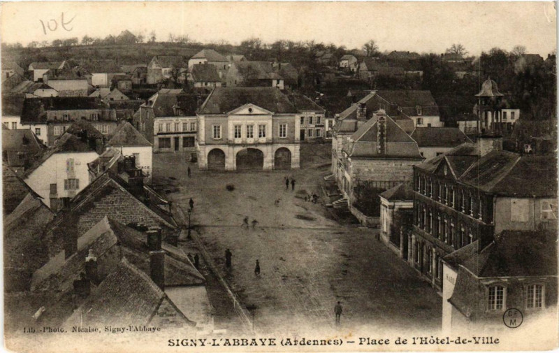 Carte postale ancienne Signy-l'Abbaye Place de l'Hotel de Ville à Signy-l'Abbaye