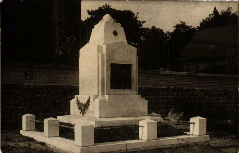 Carte postale ancienne Chalandry le monument