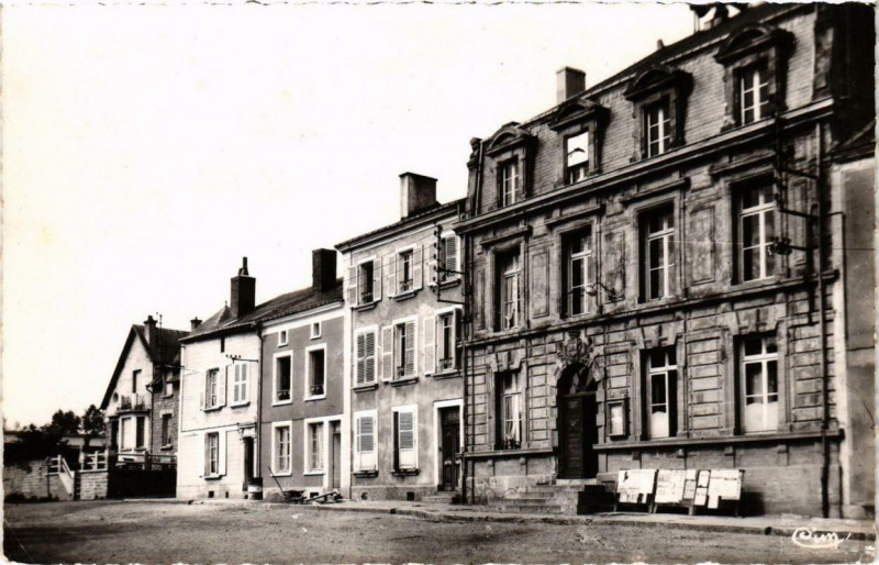 Carte postale ancienne Carignan Mairie-Place du Docteur Gairal à Carignan