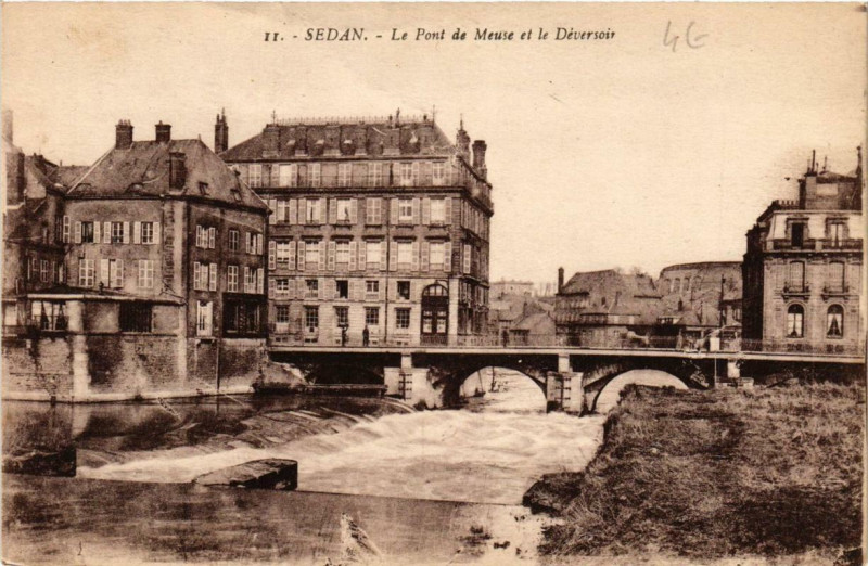 Carte postale ancienne Sedan Le Pont de Meuse et le Déversoir à Sedan