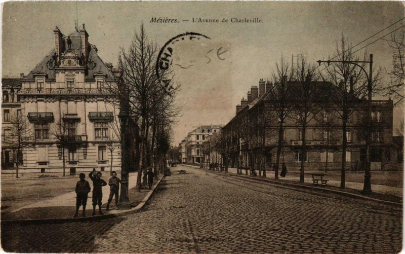 Carte postale ancienne Mezieres L'Avenue de Charleville