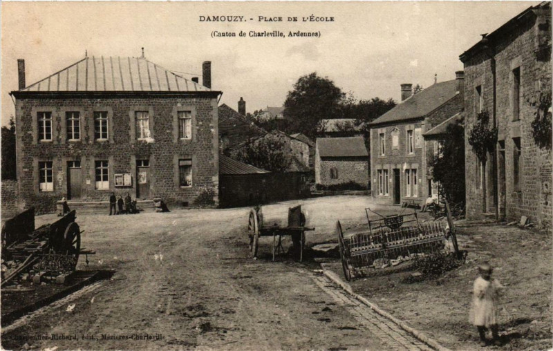 Carte postale ancienne Damouzy Place de l'Ecole à Damouzy
