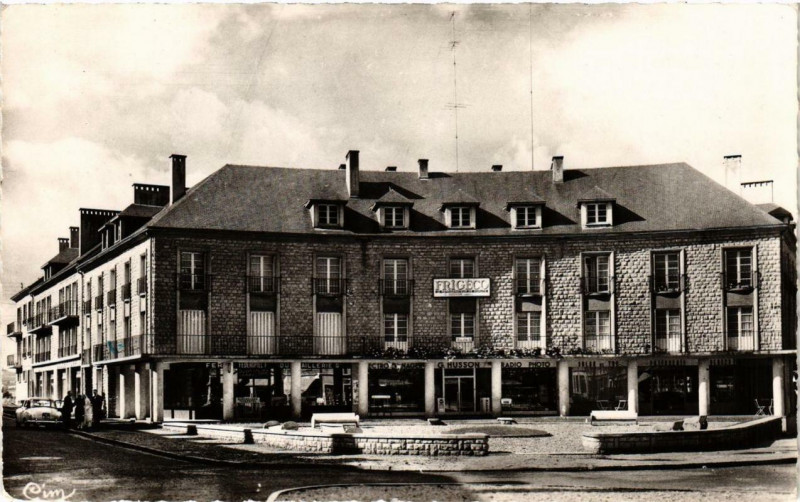Carte postale ancienne Carignan Square Iréne-Curie à Carignan