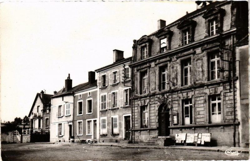 Carte postale ancienne Carignan Mairie-Place du Docteur Gairal à Carignan