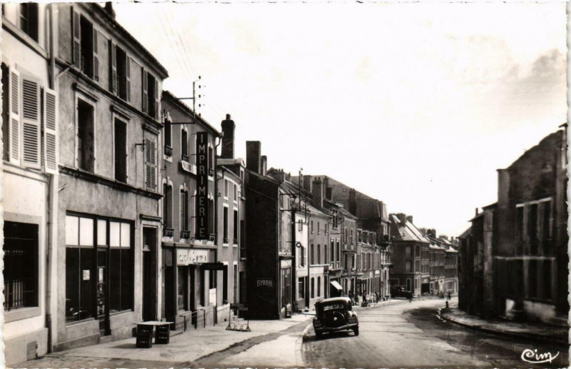 Carte postale ancienne Carignan Rue Hablot à Carignan