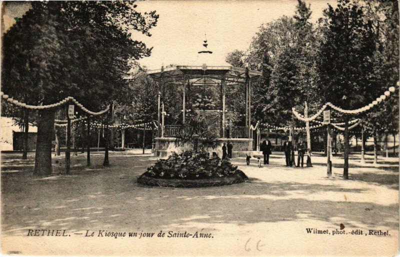 Carte postale ancienne Rethel Le Kiosque un jour de Sainte-Anne à Rethel