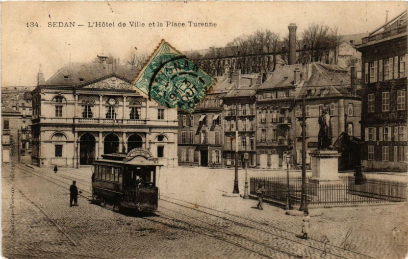Carte postale ancienne Sedan L'Hotel de Ville et la Place Turenne à Sedan