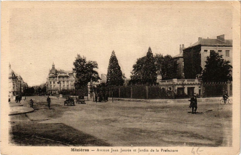 Carte postale ancienne Mezieres Avenue Jean Jaurés et Jardin de la Préfecture