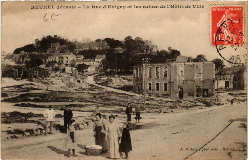 Carte postale ancienne Rethel La Rue d'Evigny et les ruines de l'Hotel de Ville à Rethel