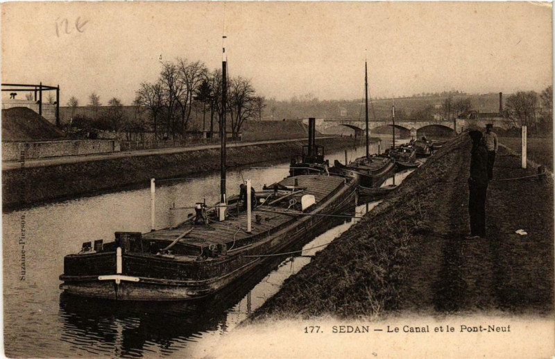 Carte postale ancienne Sedan Le Canal et le Pont-Neut à Sedan