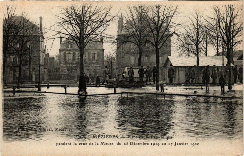 Carte postale ancienne Mezieres Place de la Republique