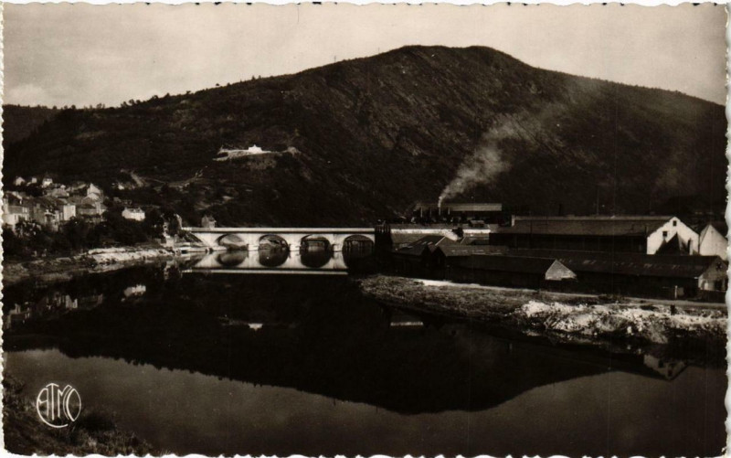 Carte postale ancienne Revin Vue sur le Mont Malgrét-Tout à Revin