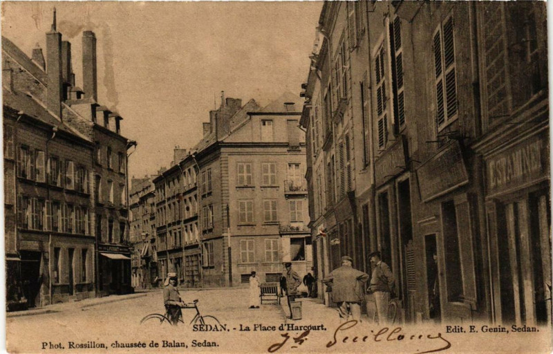 Carte postale ancienne Sedan La Place d'Harcourt à Sedan