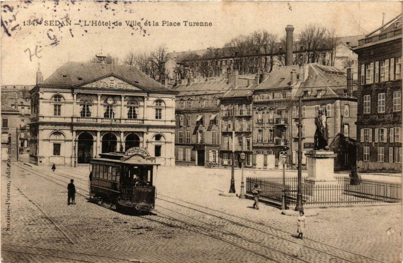 Carte postale ancienne Sedan L'Hotel de Ville et la Place Turenne à Sedan