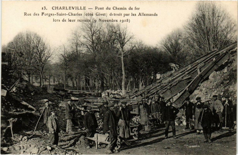 Carte postale ancienne Charleville Pont du Chemin de Fer