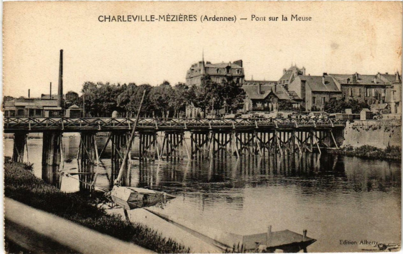 Carte postale ancienne Charleville Pont sur la Meuse