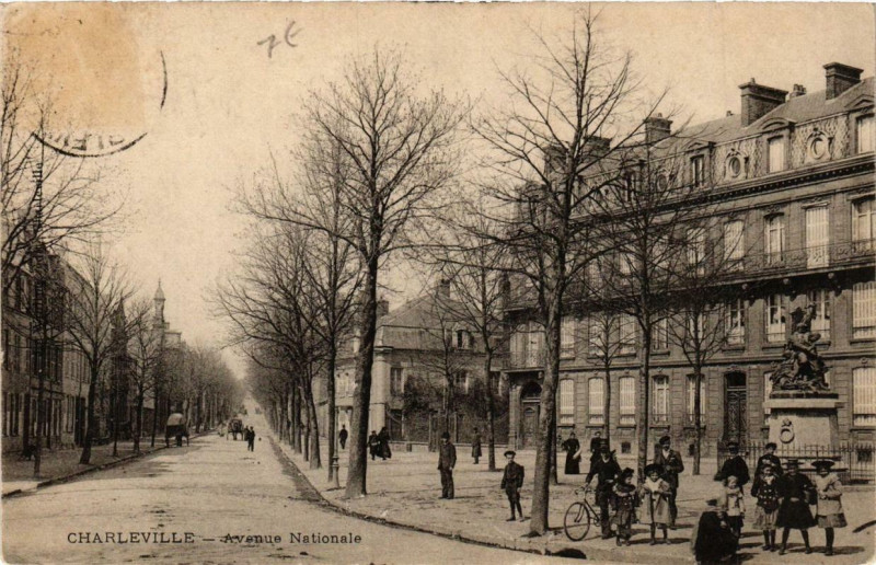 Carte postale ancienne Charleville Avenue Nationale