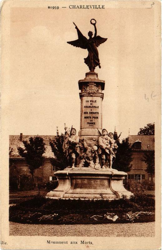 Carte postale ancienne Charleville Monument aux Morts
