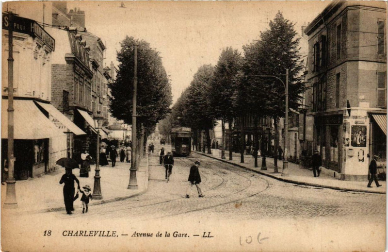Carte postale ancienne Charleville Avenue de la Gare