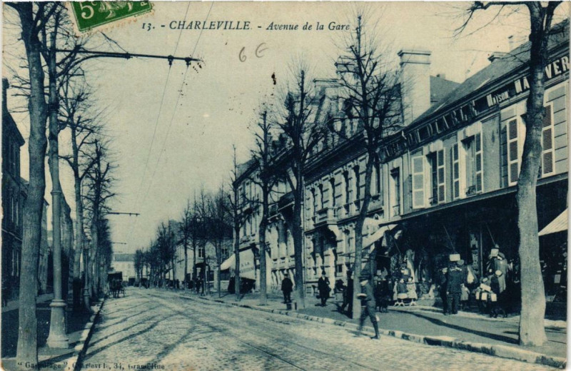 Carte postale ancienne Charleville Avenue de la Gare